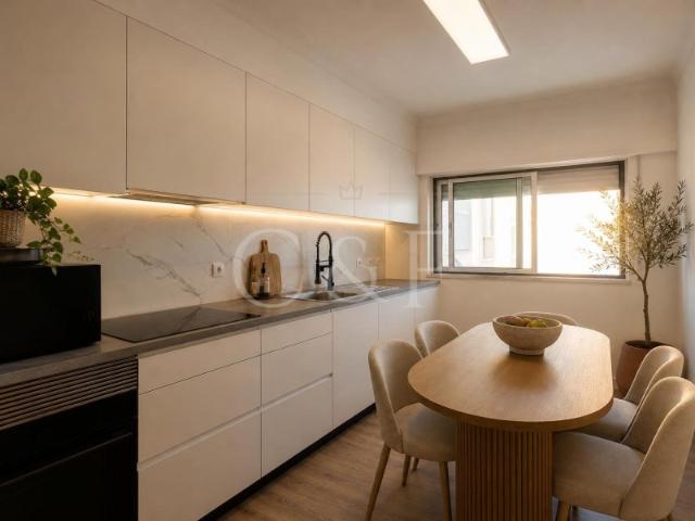 T2 Totalmente Remodelado | 89 m² | Arrecadação | Elevador | Cacém