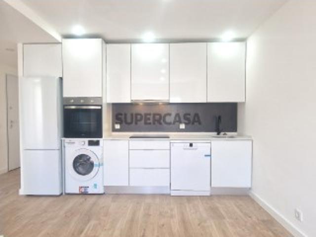T2 Totalmente Remodelado com Open Space e Localização Privilegiada perto do Metro