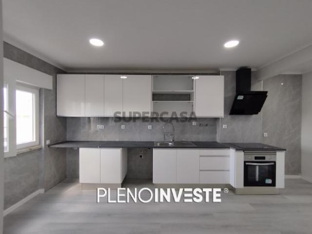 T2 totalmente remodelado com arrecadação em Setúbal