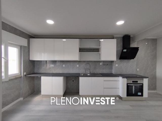 T2 totalmente remodelado com arrecadação em Setúbal