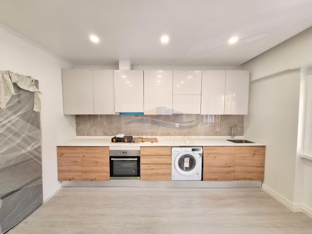 T2 totalmente remodelado, com suite, Damaia