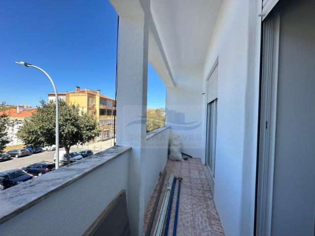 T2 totalmente remodelado com varanda espaçosa | Venteira