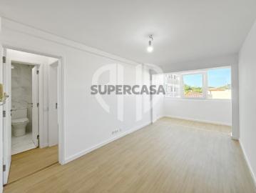 T2 Totalmente Remodelado com Vista Mar e Castelo | Santana, Sesimbra
