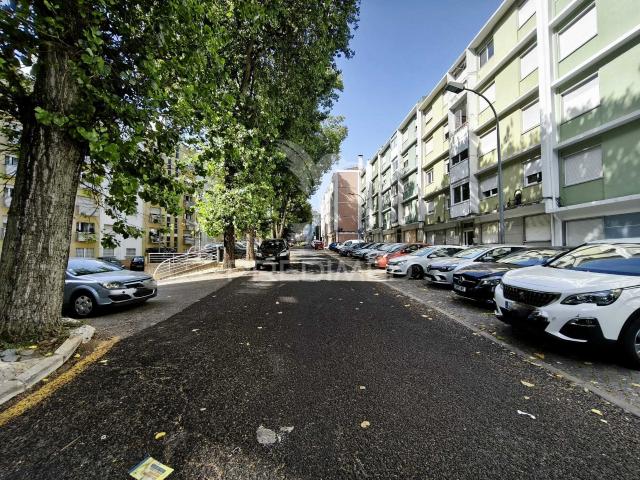 T2 Totalmente Remodelado | Benfica | Cozinha Equipada | Acesso por Rampa | 395.000 €