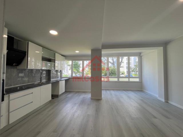 T2 Totalmente Remodelado em Oeiras com Arrecadação | Cozinha Equipada | Excelente Luminosidade