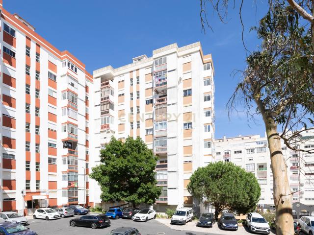 T2 totalmente remodelado em Queluz | Pronto a habitar | Elevador e varanda