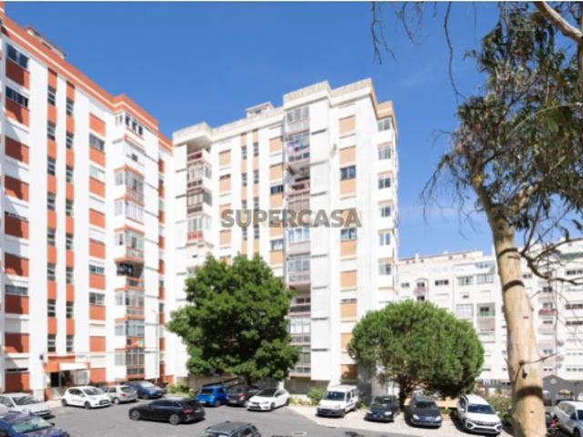 T2 totalmente remodelado em Queluz | Pronto a habitar | Elevador e varanda