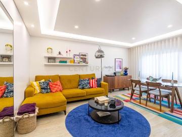 ✨ T2 Totalmente Remodelado | Luminoso | Excelente Localização em Agualva