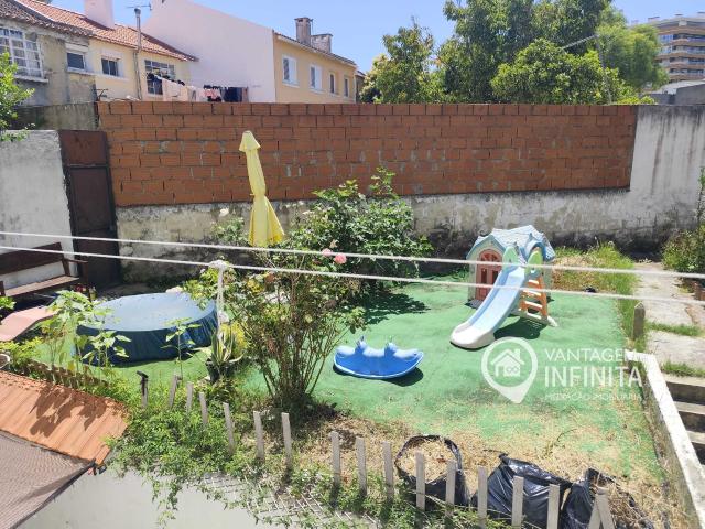 T2 Totalmente Remodelado no Centro de Almada com Logradouro