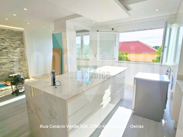 T2 Totalmente Remodelado no Centro de Queijas | 88 m² | Excelente Localização