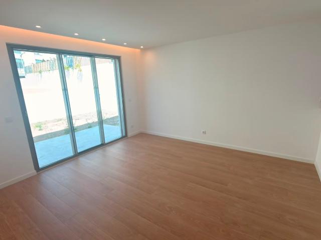 T2 TOTALMENTE RENOVADO + MOBILADO / 1º ANDAR COM 2 ELEVADORES/ ESTACIONAMENTO PRIVATIVO + ARRECADAÇÃO MESMO JUNTO CENTRO CASCAIS