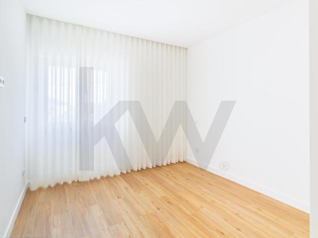 T2 Totalmente Renovado e Equipado | Varanda | Prédio Reabilitado | Almada