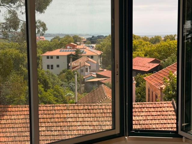 T2 TOTALMENTE RENOVADO E MOBILADO NO CENTRO DE CASCAIS