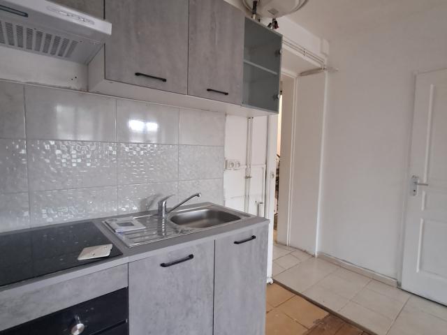 T2 traversant 45,6 m2 avec cave Proche Part Dieu / Maisons Neuves