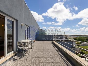 T2 ultimo piso com terraço em Madalena para arrendamento