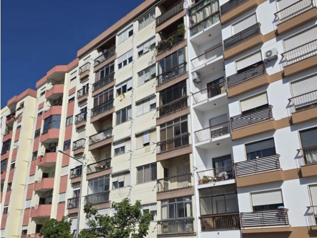 T2 Urbisado c/varandas e boas áreas