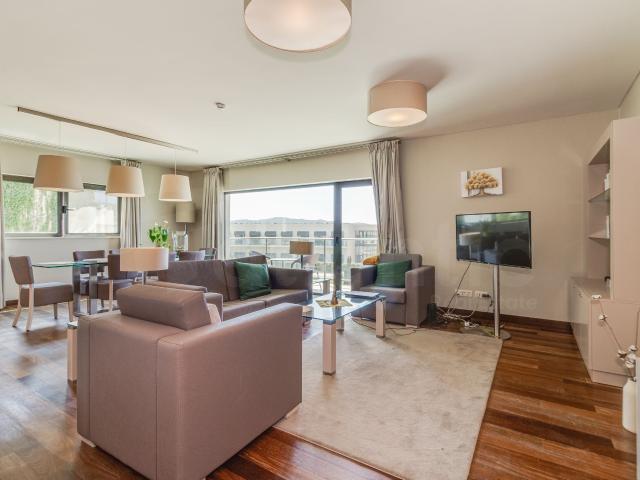 T2 │ Várzea de Sintra │ 132 m2 │ Sala 40m2 │ Varanda │ 2 lugares de parqueamento │ Arrecadação │ Piscina, jardins, campos de ténis e ginásio