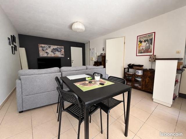 T2 vendu loué en rez de jardin avec 2 places de parking