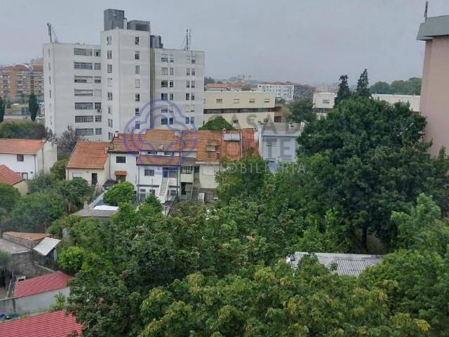 T2 à Antas vistas desafogadas roupeiros e cozinha equipada