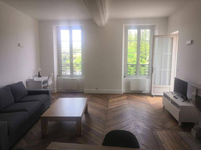 T2 à louer de 52m², dans ancien hôtel particulier, terrasse vue seine