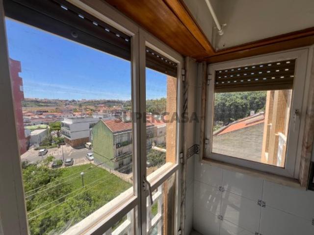 T2 à venda no centro de Caneças | Elevador | Lareira | Vista desafogada