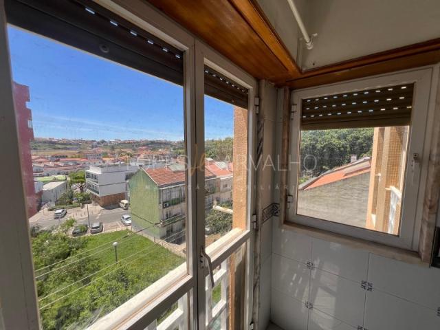 T2 à venda no centro de Caneças | Elevador | Lareira | Vista desafogada