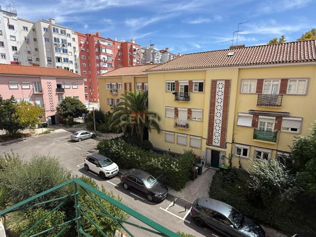 T2 | Alvalade | Parcialmente Remodelado | Arrendamento
