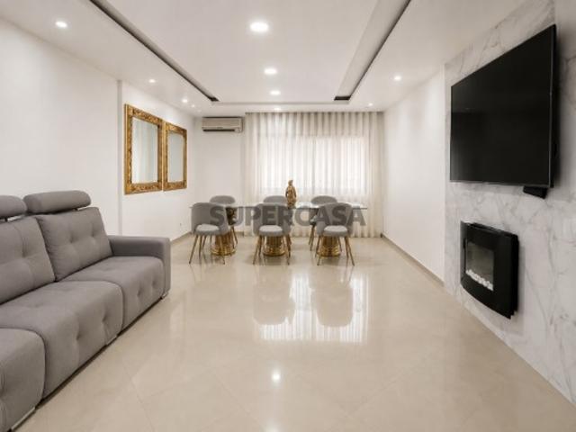 T2 amplo com 98 m², garagem independente, varanda e elevador | Alto do Seixalinho