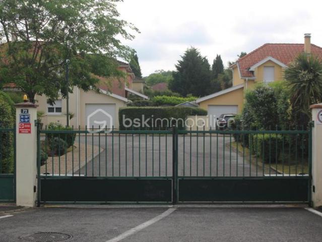 T2 avec balcon vue forêt – Résidence sécurisée avec piscine – DPE B/A