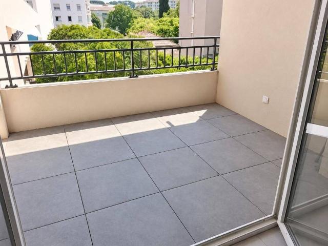 T2 avec terrasse et parking à TOULON