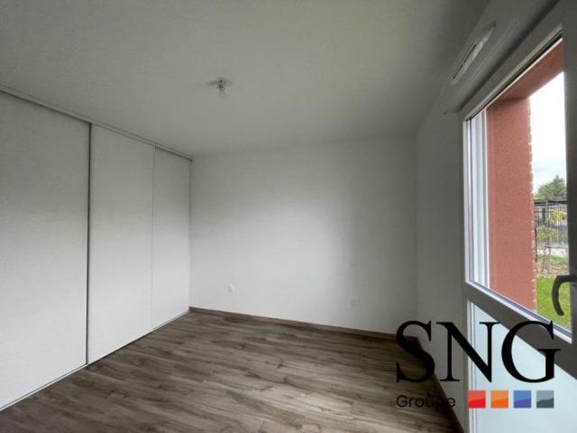 T2 AVEC TERRASSE, JARDIN ET 2 PARKINGS
