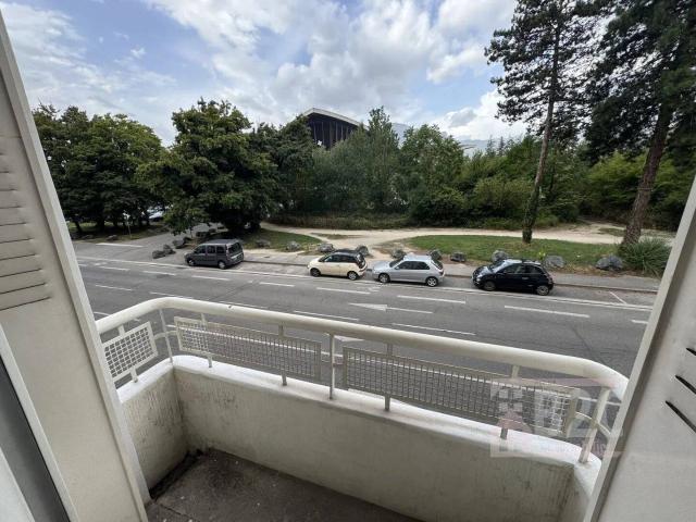 T2 + balcon Grenoble Palais des Sports