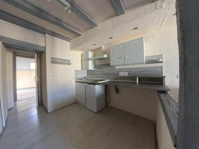 T2 BOURG DE VIVONNE COMMMODITE PETIT IMMEUBLE