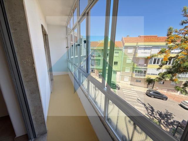 T2 c/ varanda Águas livres Damaia de Cima