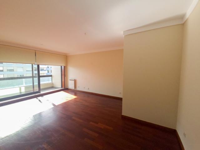 T2 Castelo da Maia, Garagem, Elevador, arrumos, varanda