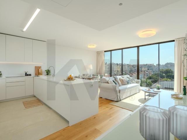 T2 com 102 m² no Fábrica 1921 | 6.º piso | 2 lugares de estacionamento | Piscina | Benfica
