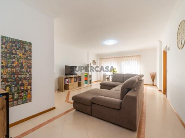T2 com 116 m², Lareira, Suite e Arrecadação em Massamá Norte
