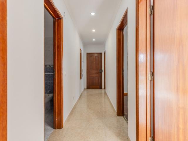 T2 com 78 m², 3.º andar, luz natural e localização privilegiada na Torre da Marinha
