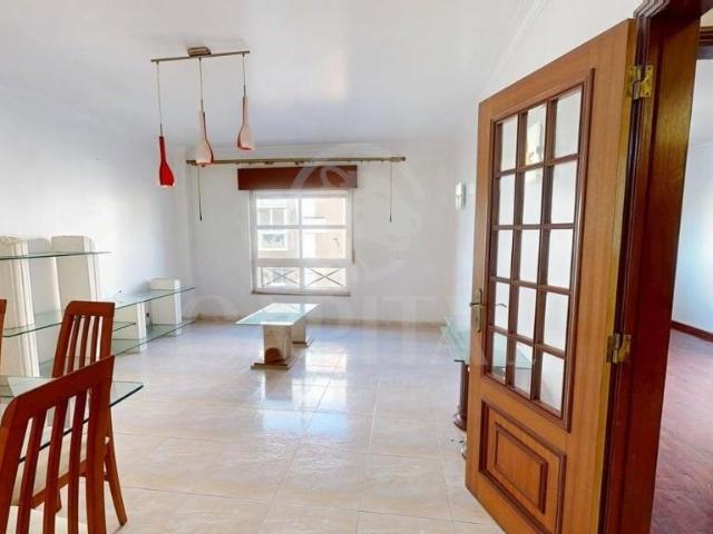 T2 com 95 m², áreas amplas, muita luz natural e acessos rápidos a Lisboa