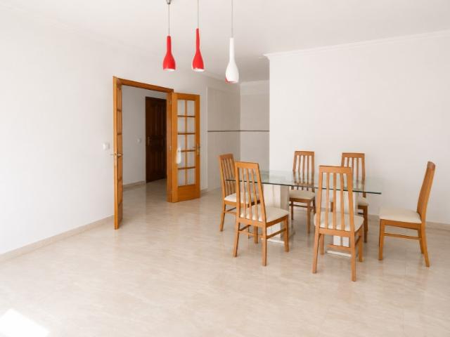 T2 com 95 m² e Quarto Principal de 22 m² na Tapada das Mercês