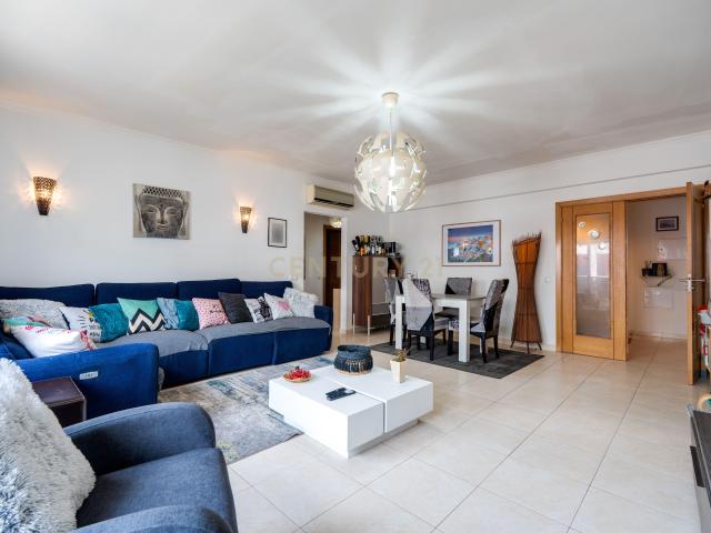 T2 com 99m², varanda generosa e 2 lugares de garagem em Silves