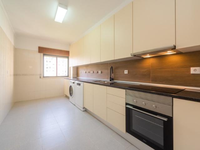 T2 com Cozinha Remodelada, Pintura Nova, Lareira e Arrecadação! Massamá 6ª Fase
