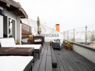 T2 com aproveitamento de sótão, terraço e vistas fantásticas de cidade