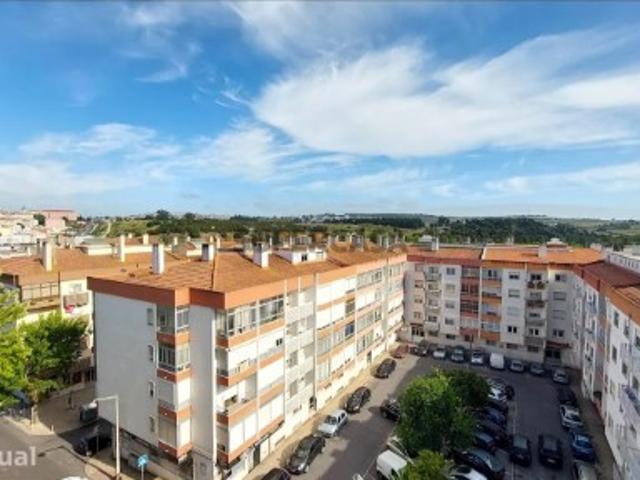 T2 com Boas Áreas e Arrecadação em Queluz Excelente Localização