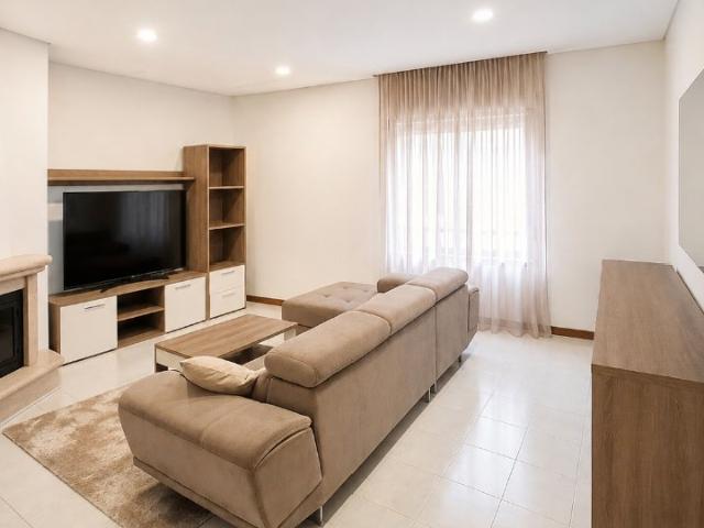 T2 com Garagem, Arrumos e Terraço e Jardim