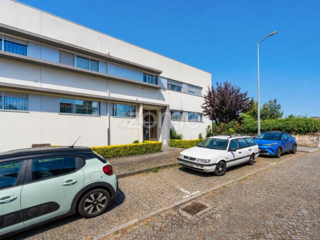 T2 com garagem fechada e arrumos em Barca, Castêlo da Maia