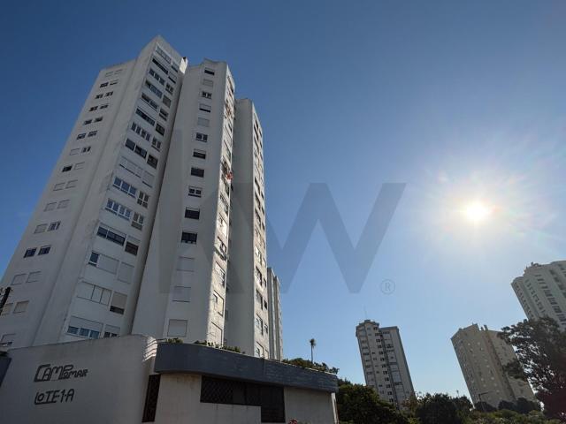 T2 com garagem, Renovado por arquitecto, a estrear após renovação, com vista Mar na Parede