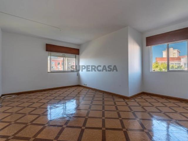 T2 com Elevador em Setúbal | Ideal para Habitação ou Investimento