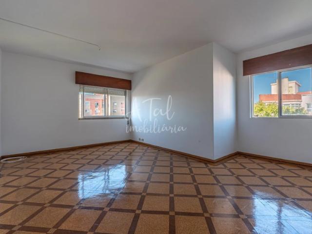 T2 com Elevador em Setúbal | Ideal para Habitação ou Investimento