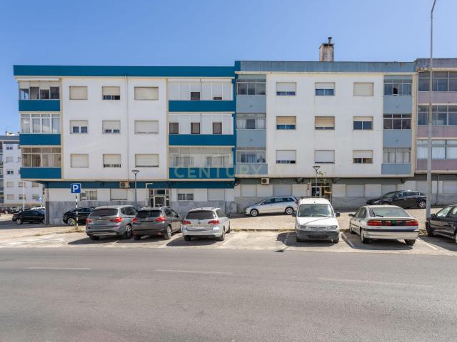 Excelente T2 Potencial de Investimento na Arrentela, Seixal